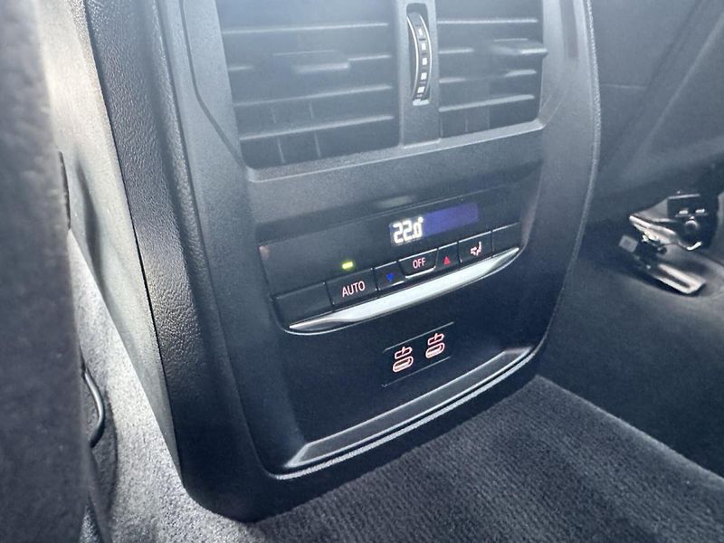 BMW i4 xDrive40 M-Sport HuD 360 DAPro - fotka 20 z 22