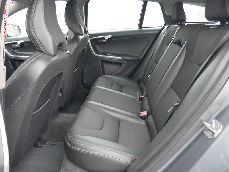 Volvo V60 (2016) 2.4 D4 4x4, ČR, Cross - fotka 10 z 23