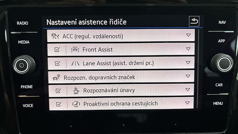 Volkswagen Passat 2.0 TDI DSG Elegance Variant - fotka 25 z 27