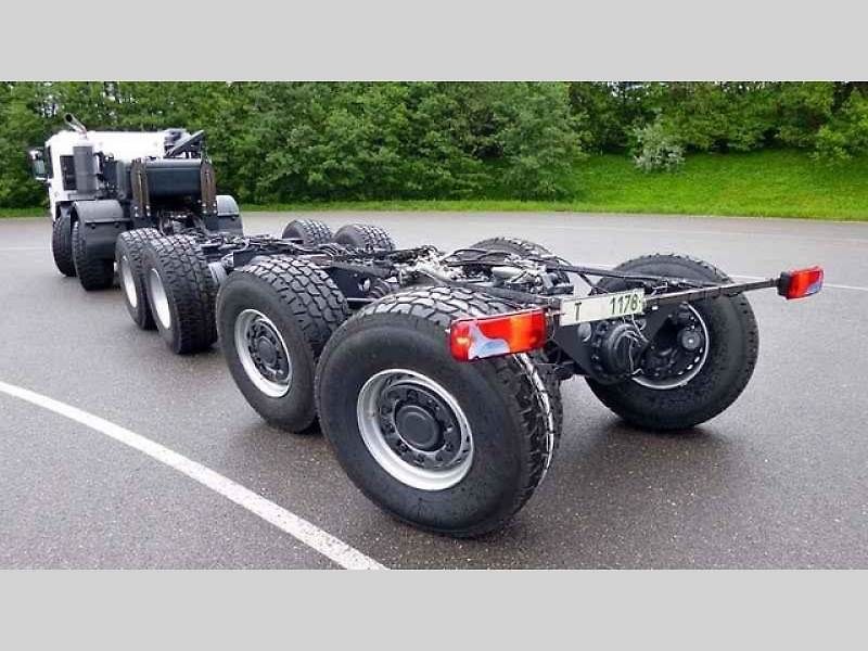 Tatra Force 8x8 – vozidlo pro přepravu potrubí.