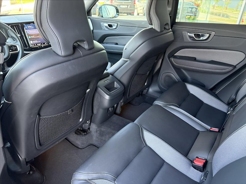 Volvo XC60 2,0   B4 AWD Dark PLUS - fotka 21 z 32