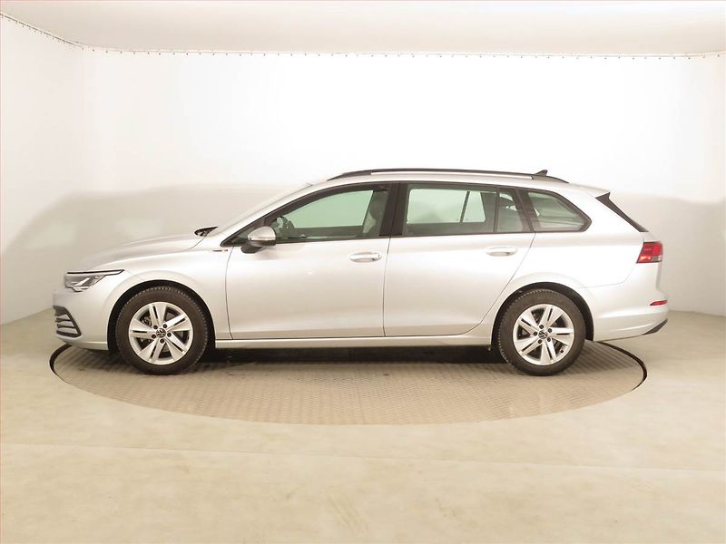 Volkswagen Golf (2021) Life 1.5 eTSI - fotka 3 z 17