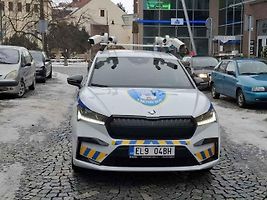 Městská policie v Chomutově má nový elektromobil, který kontroluje, zda mají řidiči zaplacené parkování.