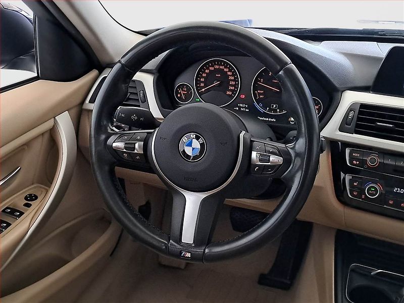 BMW Řada 3 (2015) Sport Line 320 d xDrive, 4X4 - fotka 16 z 21