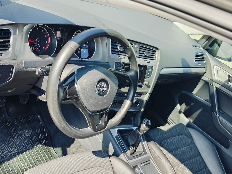 Volkswagen Golf (2014) 1,2 TSI 77 kW Comfortline - fotka 15 z 39