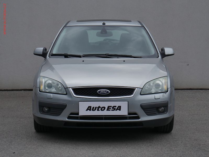 Ford Focus (2005) 2.0 TDCi, AC, xenon - fotka 2 z 15