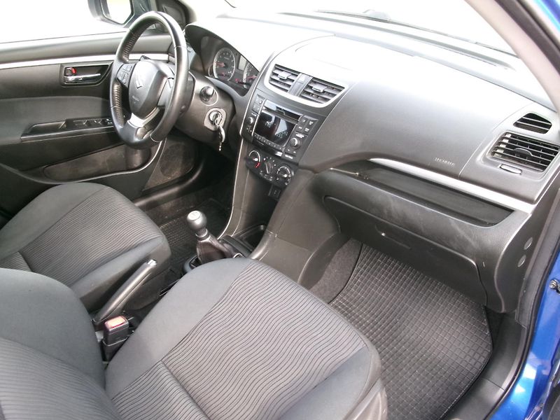 Suzuki Swift (2011) 1,3i KLIMA 4x4 VÝHŘEV USB - fotka 17 z 25