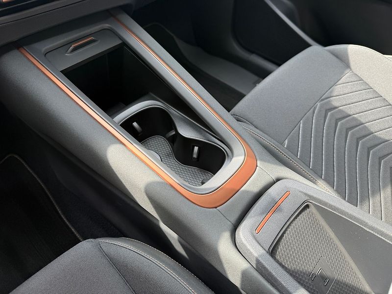 Cupra Born 62 kWh / HUD / FULL LED - fotka 34 z 40