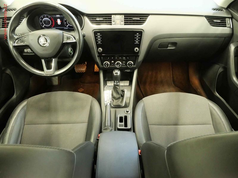 Škoda Octavia (2018) 2.0 TDi, 2.maj,ČR, DSG, park - fotka 8 z 24