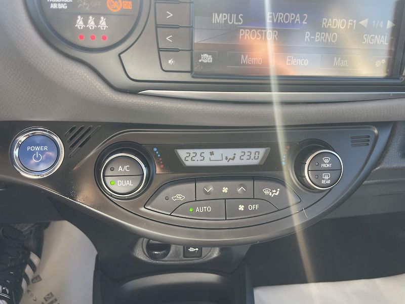 Toyota Yaris 1.5i 16v HYBRID 142TKM TOP 1A! - fotka 166 z 169