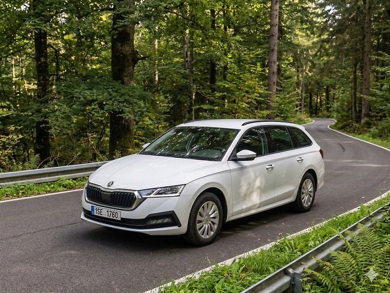 Škoda Octavia kombi AMBITION, 2.0 TDI 85kw - fotka 1 z 24