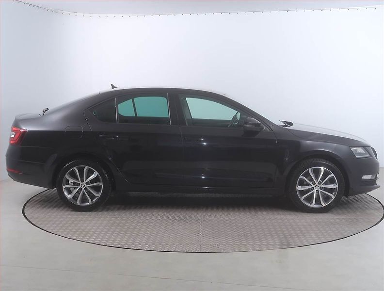 Škoda Octavia (2020) Ambition 1.5 TSI, Serv.kniha - fotka 6 z 16