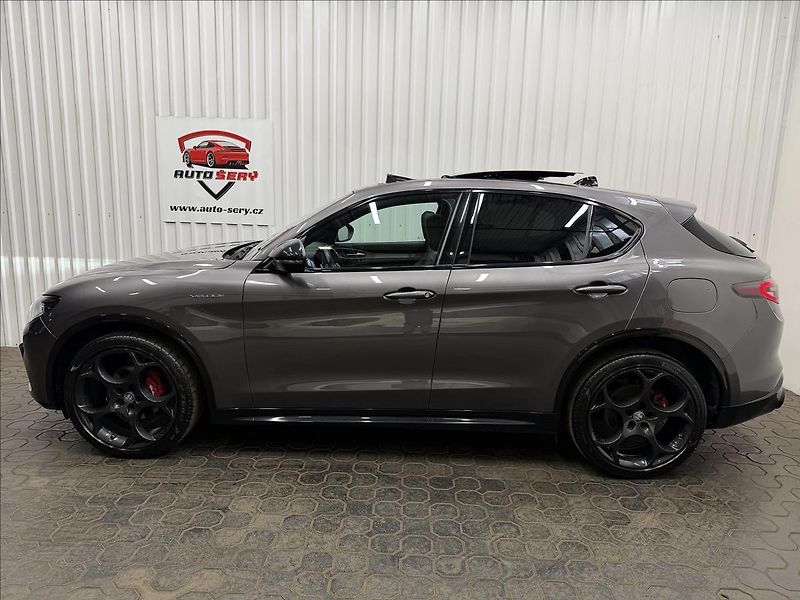 Alfa Romeo Stelvio VELOCE 206kW Q4 PANO LED R21 - fotka 4 z 41