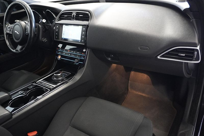 Jaguar XE  2.0 132kW SEDAN 2WD AUT - fotka 28 z 29