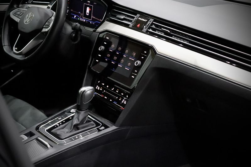 Volkswagen Passat 2.0 TSI 140 kW DSG Elegance - fotka 19 z 47