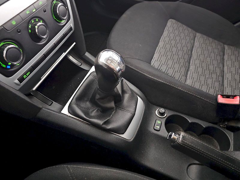 Škoda Octavia (2011) 1.6TDI 77kW Ambiente plus - fotka 10 z 20