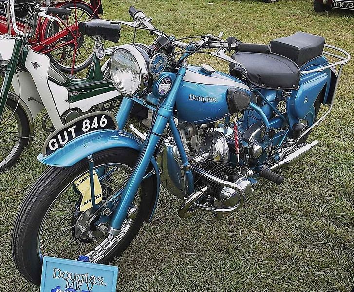 Motocykl Douglas W z roku 1917 byl k vidění na letošním, již 8. srazu historických vozidel v Litvínově na Loučkách.