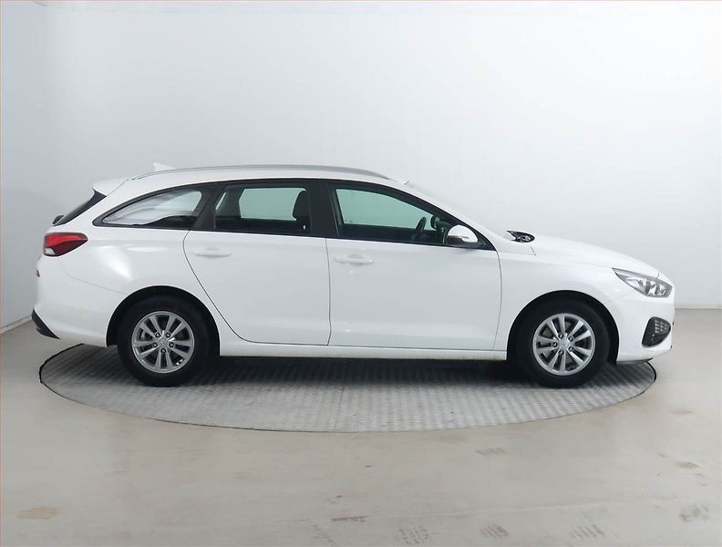 Hyundai i30 (2022) 1.0 T-GDI, ČR,1.maj - fotka 6 z 17