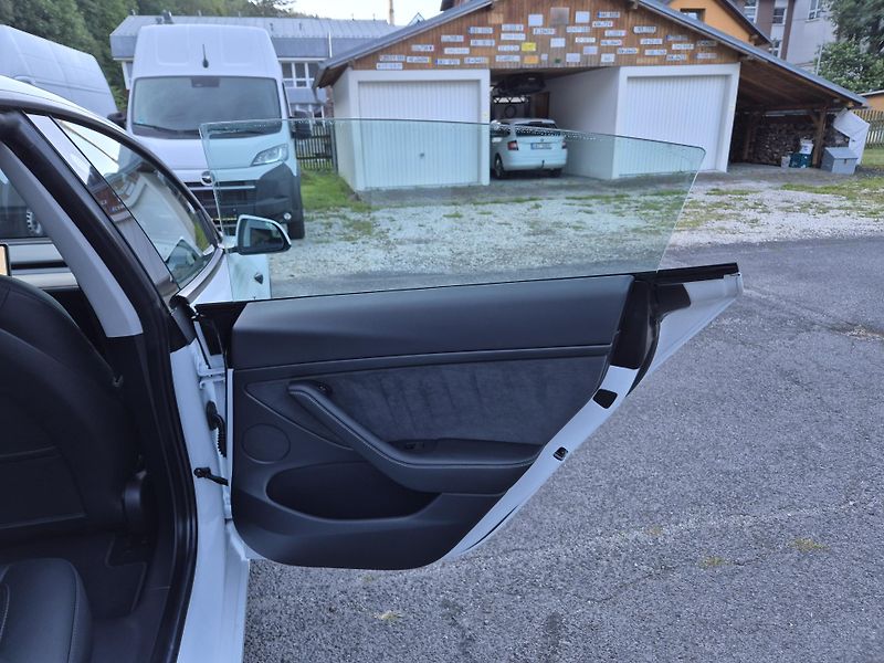 Tesla Model 3 STANDART RANGE 239w SOH 96,5% - fotka 38 z 48