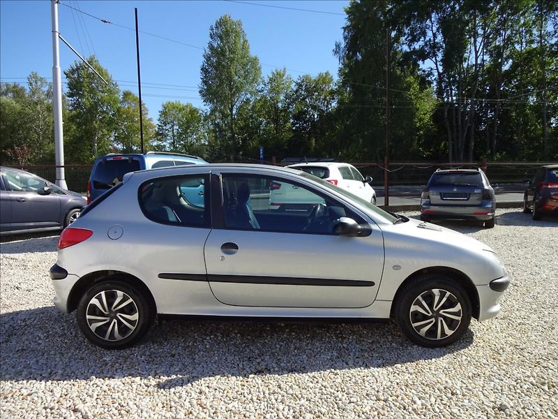 Peugeot 206 1,1 i - fotka 8 z 37