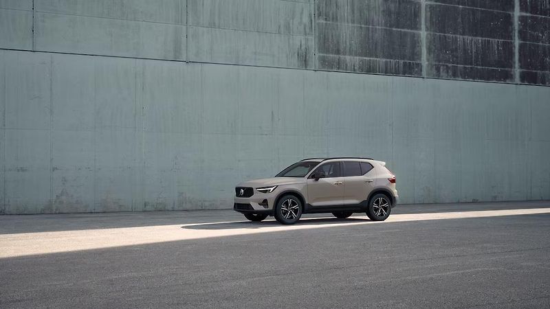 Volvo XC40 (2026) B3 AUT DARK PLUS - fotka 2 z 18