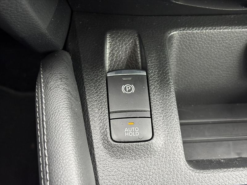 Nissan Qashqai 1,3 DIG-T Acenta VÝHŘEV KAMERA - fotka 22 z 37