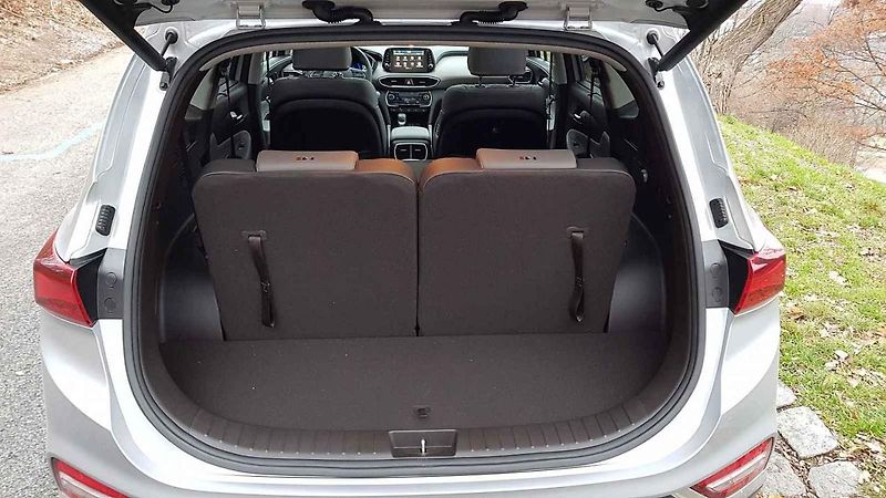 Hyundai Santa Fe vsadilo na nápadný design. Uveze až sedm cestujících.