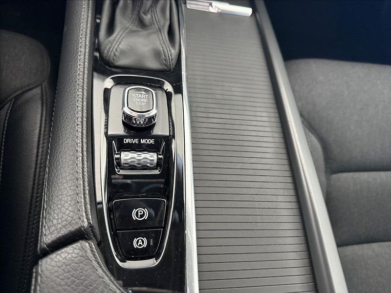 Volvo V90 2,0   140kW,D4,AWD,SERVISKA, - fotka 28 z 34