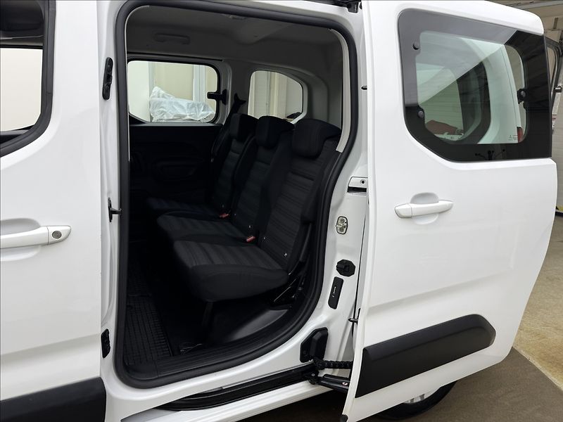 Opel Combo 1,2 81kW VÝHŘEV TAŽNÉ 1MAJ ČR - fotka 31 z 38