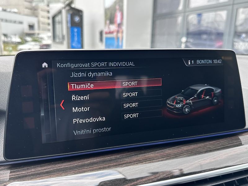 BMW Řada 5 540d xDrive M-Sport - fotka 22 z 29