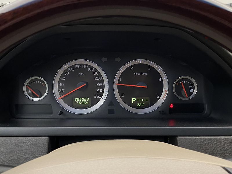 Volvo XC90 D5 AWD EXECUTIVE AUT CZ 7míst - fotka 25 z 37