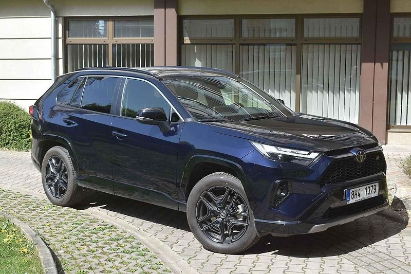 Nádrž na LPG v zavazadelníku Toyoty RAV 4 hybrid