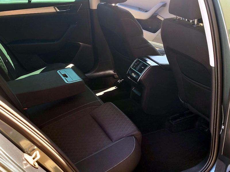 Škoda Superb TDi DSG 4x4 190k *CEBIA*       - fotka 24 z 49