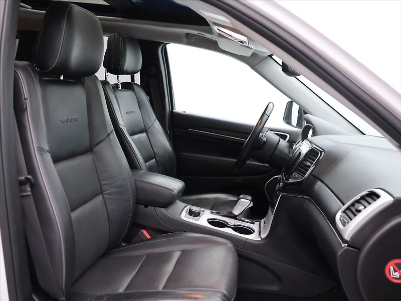 Jeep Grand Cherokee 3,0 V6 184kW Summit 4WD PANO - fotka 10 z 32