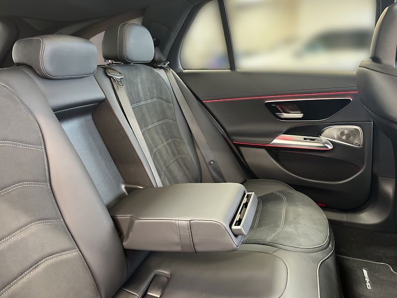 Mercedes-Benz Třídy E E-Třída 220 d 4MATIC kombi AMG - fotka 20 z 21
