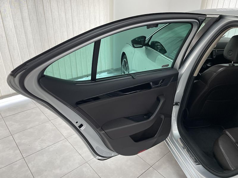 Škoda Superb 2.0 TDi 110 kw REZERVACE - fotka 20 z 33