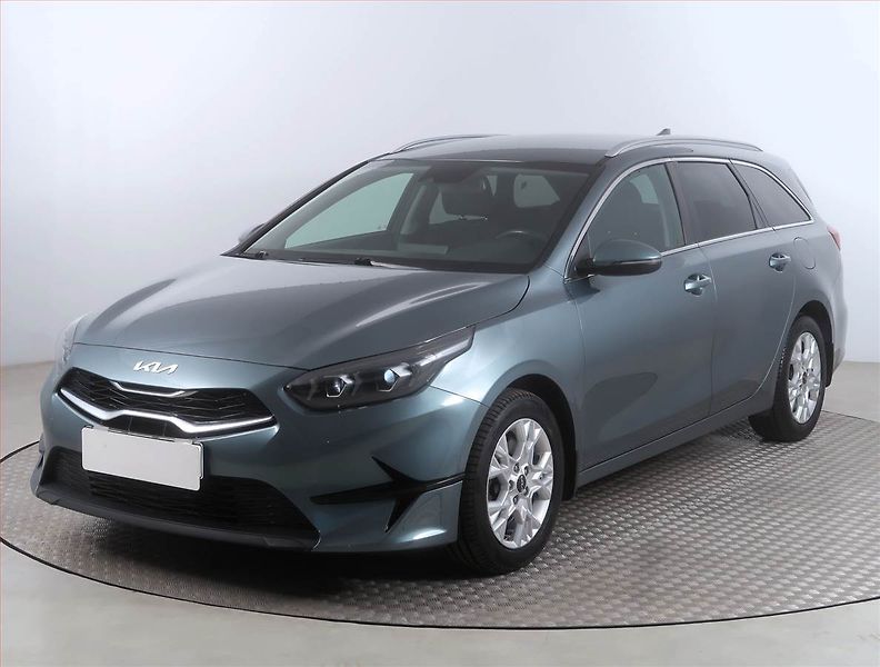 Kia Ceed (2022) Silver 1.5 T-GDI, Serv.kniha - fotka 2 z 16