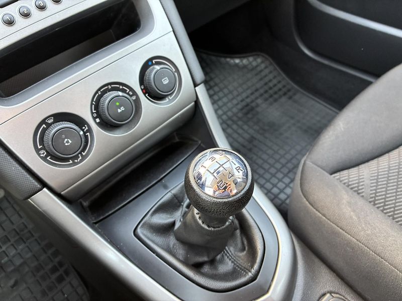 Peugeot 308 1.4 16V VTi 98k Access - fotka 18 z 18