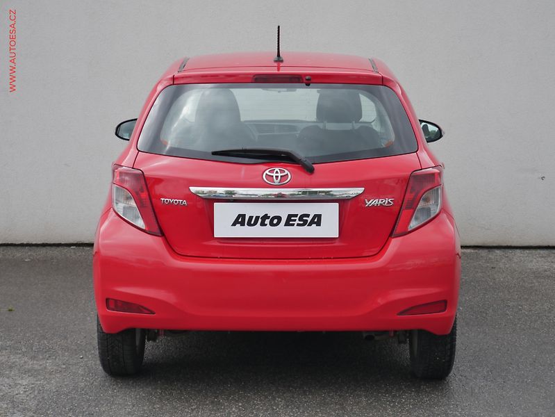 Toyota Yaris (2012) 1.3 VVT-I, ČR, AC, park - fotka 5 z 20