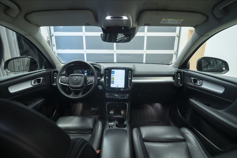 Volvo XC40 2,0 T5 AWD NAVI KAMERA TAŽNÉ - fotka 14 z 47