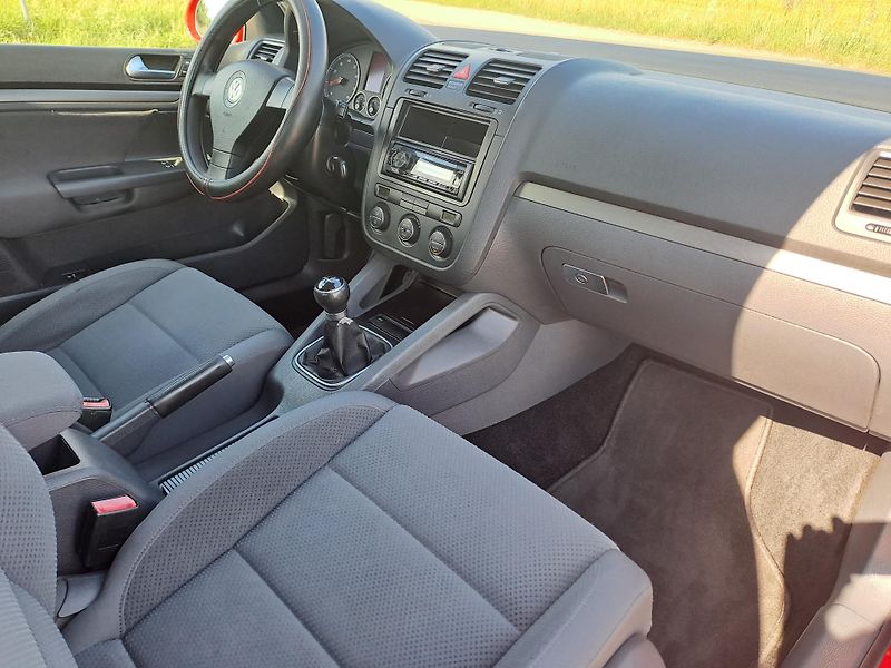 Volkswagen Golf 1.4 16V PĚKNÝ STAV - fotka 13 z 22