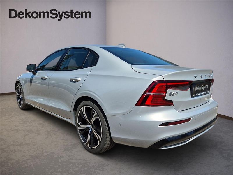 Volvo S60 2,0 B5 AWD Ultimate Dark - fotka 4 z 17