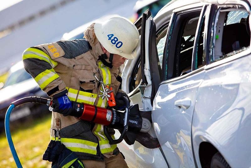 Záběry ze cvičení ve spolupráci hasičů a automobilky Volvo
