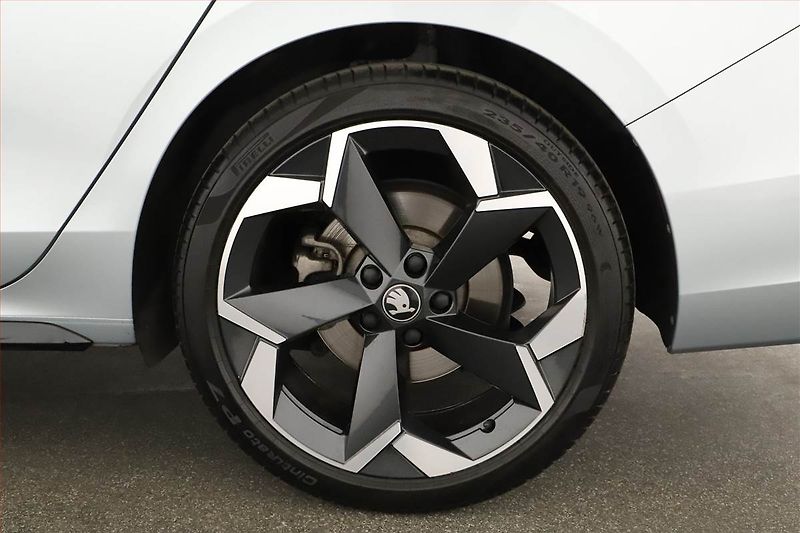 Škoda Superb (2025) 2.0 TDI, SPORTLINE, 4X4 - fotka 20 z 20