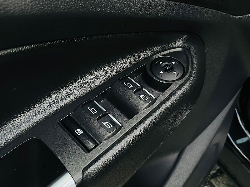 Ford Kuga 2.0TDCi 4x4 MAN TAŽNÉ SERVISKA - fotka 32 z 47