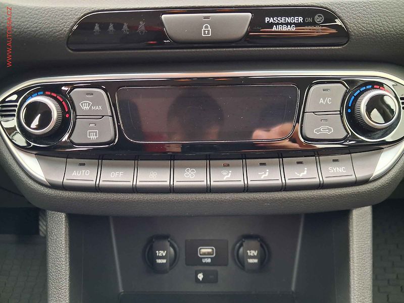 Hyundai i30 (2022) 1.5T, ČR, LED, autoAC - fotka 14 z 19