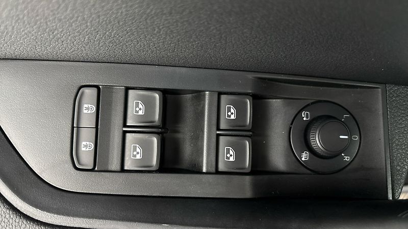 Škoda Superb 2.0 TDI DSG Style Combi - fotka 23 z 28