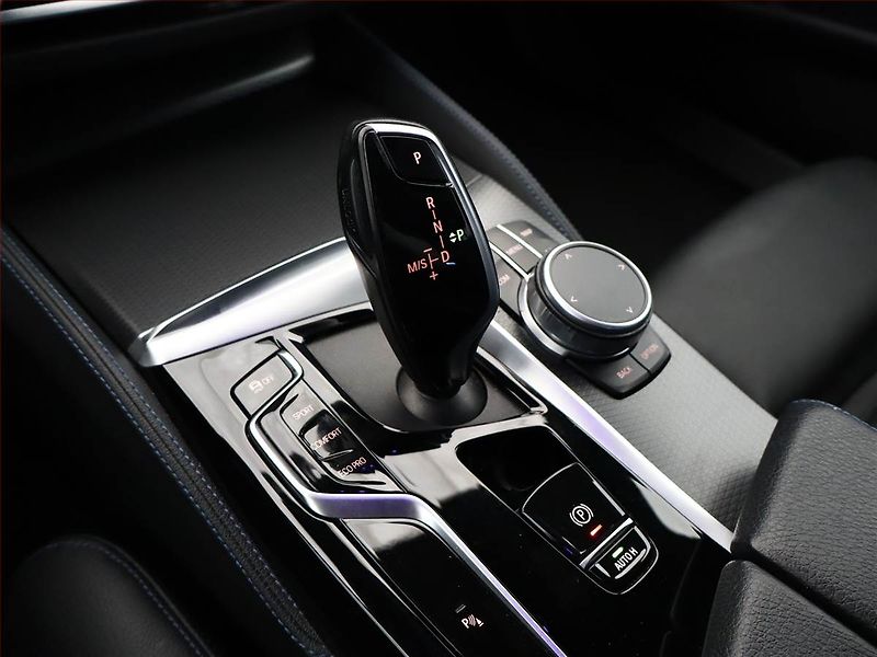 BMW Řada 5 (2021) M Sport 530d xDrive - fotka 11 z 21