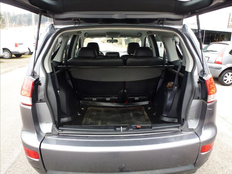 Citroën C-Crosser 2,2 HDi SX 7míst 4x4 - fotka 23 z 53