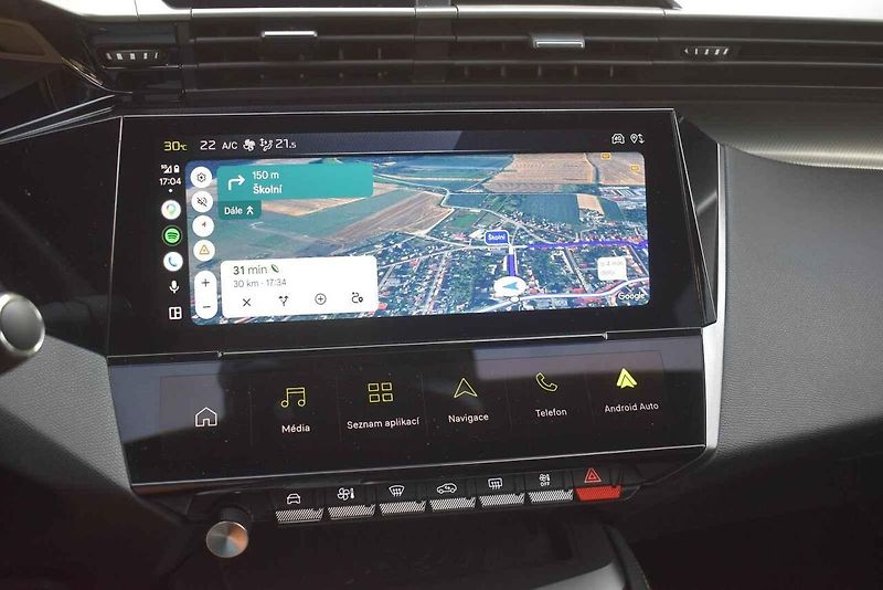 Peugeot 408 je praktický rodinný i reprezentativní podnikatelský vůz.
